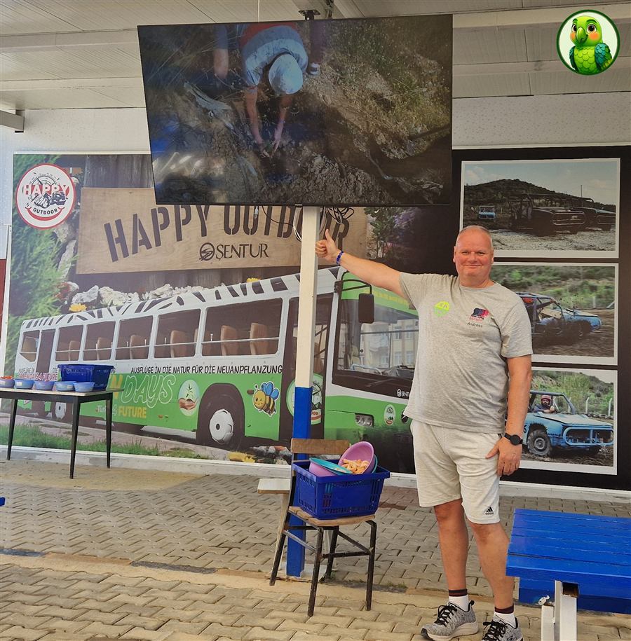 Andreas Feldmann vor dem Ausflugsfahrzeug unseres Partners Happy Outdoor in Side
