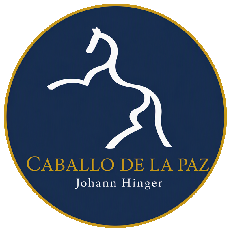 Bildmarke CABALLO DE LA PAZ – Johann Hinger: weißes, aufsteigendes Pferd im nachtblauen Kreis mit goldenem Ring