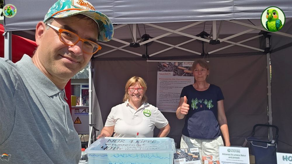 Team von AufGEraucht am Infostand, erklärt Wissenswertes über Zigarettenkippen