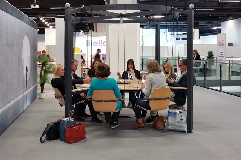 Besprechungsrunde am LOUNGETABLE auf der Messe