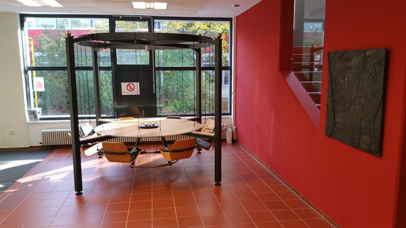 LOUNGETABLE im Foyer, seitliche Ansicht