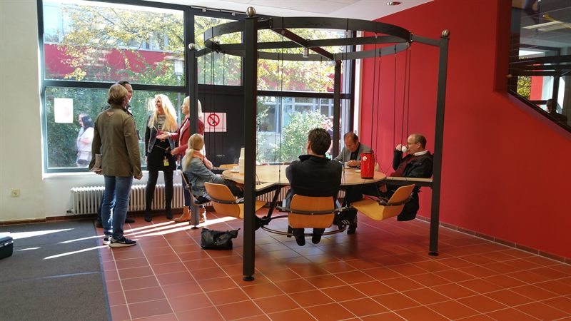 Besucherinnen und Besucher rund um den LOUNGETABLE im Foyer