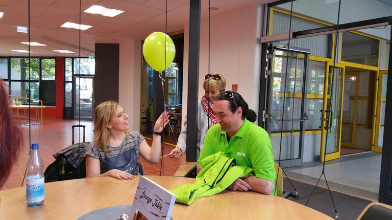 Laura Wilde am LOUNGETABLE im Gespräch