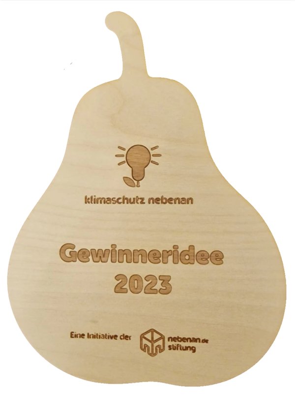 Holz-Trophäe in Birnenform mit der Gravur „klimaschutz nebenan – Gewinneridee 2023 – Eine Initiative der nebenan.de Stiftung“